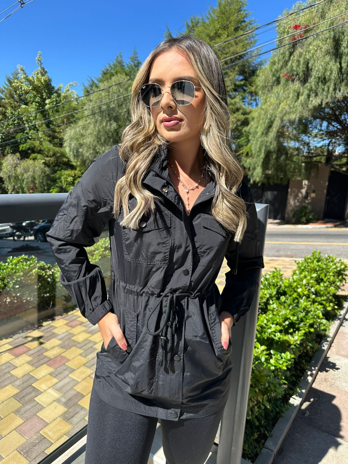 Parka feminina com capuz preta